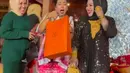Kebahagiaan Soimah tidak hanya dihadiri banyak teman selebriti dan para pelawak, tapi juga teman-teman dari Jakarta. Diantaranya adalah Haji Mira Hayati (hijab hitam). Perempuan berjulukan Ratu Emas itu membawa buket bunga raksasa dengan pecahan uang 50 ribuan. [Instagram/mirahayati29]