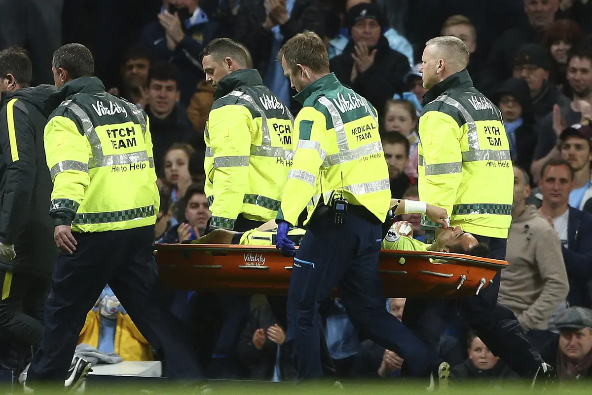 Kiper Manchester City Claudio Bravo ditandu keluar pada derby melawan Manchester United akibat cedera, Jumat (28/4/2017) dinihari WIB. Bravo diperkirakan absen hingga akhir musim. 