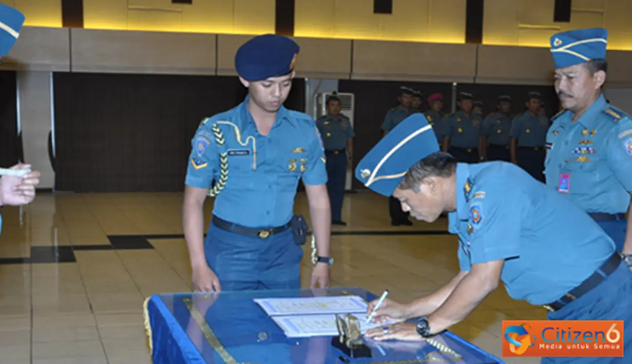 Citizen6, Surabaya: Kobangdikal miliki Dirrena baru, hal tersebut ditandai dengan upacara Sertijab Dirrena dari Kolonel Laut (S) Bambang Priyanggodo kepada Kolonel Laut (S) Solechan pada, Selasa, (18/9). (Pengirim: Penkobangdikal)
 
