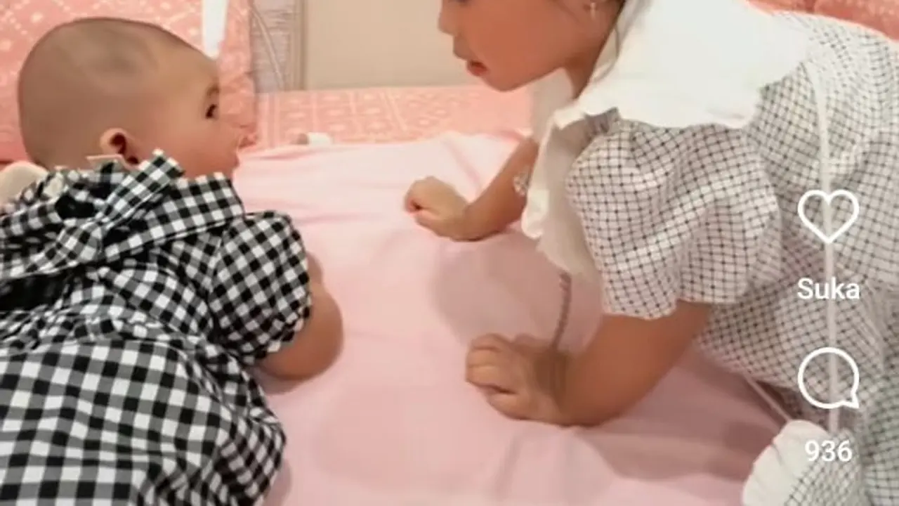 Potret Ameena jaga sang adik Baby Azura (Sumber: Instagram/@attahalilintar)