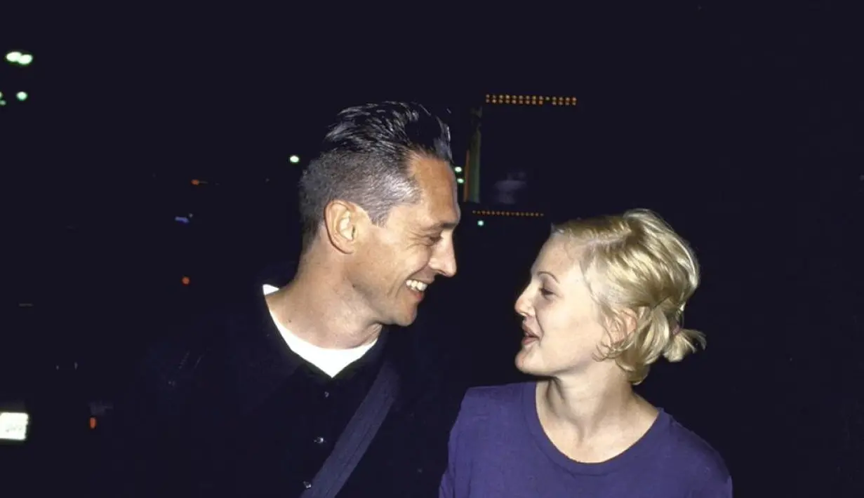 Drew Barrymore menikah dengan Jeremy Thomas pada tahun 1994 saat usianya masih 19 tahun. Mereka baru saja bertemu 6 minggu dan kemudian bercerai dalam waktu dua bulan. (NY Daily News)