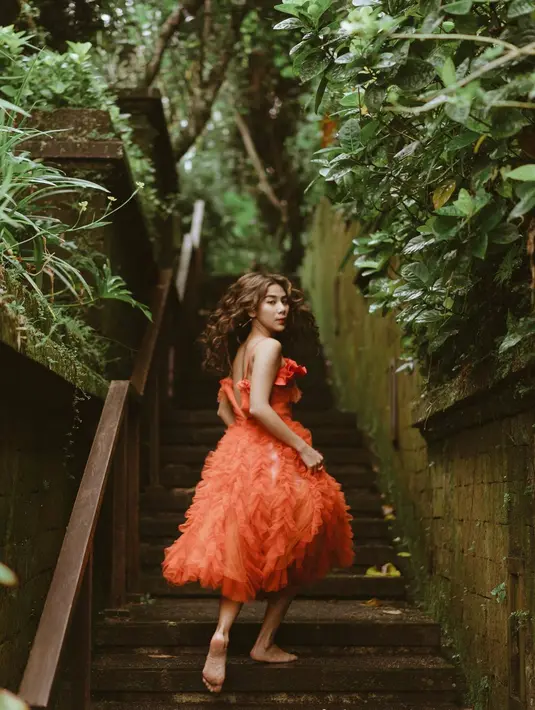 Dalam liburannya ke Bali pada awal tahun ini, Adinda Thomas mengunggah pemotretannya saat tampil menawan dengan dress. Tampil lebih feminim dari biasanya, gayanya ini pun menuai banyak pujian dari para penggemarnya. (Liputan6.com/IG/@adindathomas)
