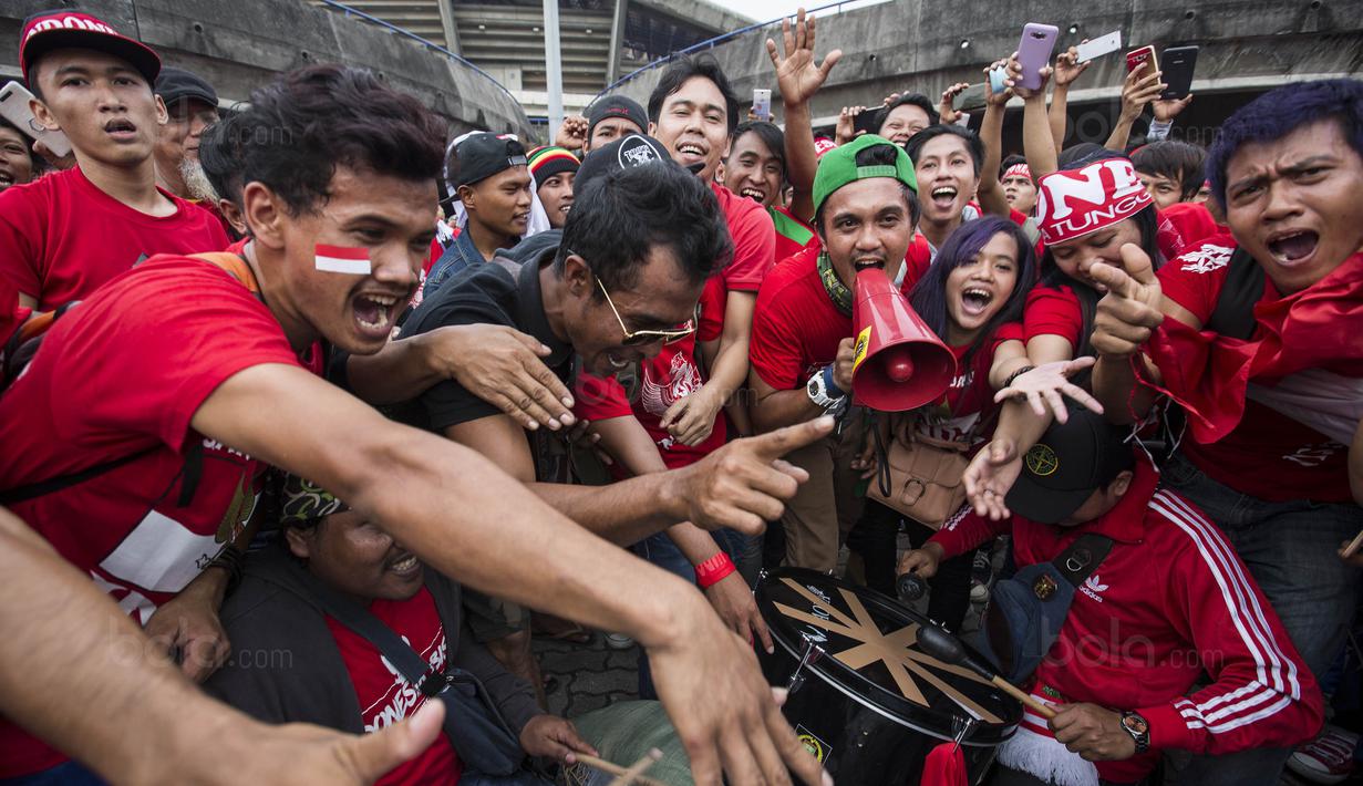 FOTO Suporter Timnas Indonesia Siap Dukung Garuda Muda Hadapi