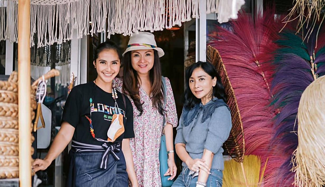 Pemeran Zaenab dalam sinetron Si Doel Anak Sekolahan, hingga saat ini masih eksis di layar lebar. Maudy Koesnaedi belum lama ini pun main dalam web series yang tengah banyak disukai. Dalam setiap penampilannya, Maudy pun selalu memberi kesan tampilan awet muda. (Liputan6.com/IG/maudykoesnaedi)