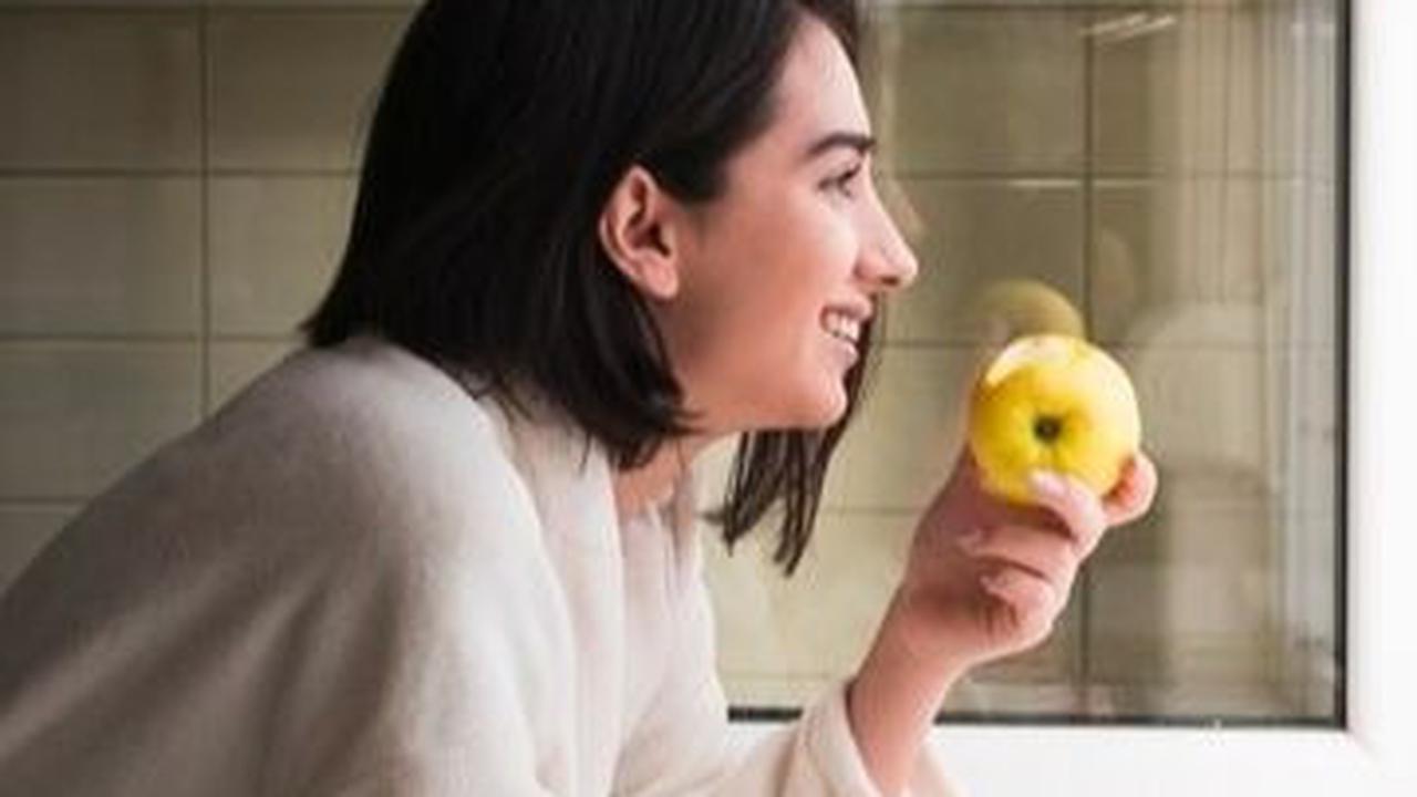 Berikut adalah beberapa buah yang tidak hanya terjangkau, tetapi juga mudah ditemukan di pasaran yang dapat menjadi pilihan terbaikmu dalam perjalanan menuju berat badan yang lebih sehat.