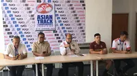 Pembalap sepeda Thailand, Jai Angsuthasawit (dua dari kanan) pada sesi konferensi pers Asian Track Championship 2019 di Jakarta Internasional Velodrome, Senin (7/1/2019). (Bola.com/Benediktus Gerendo Pradigdo)