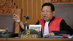 Hakim tunggal Zuhari menolak gugatan praperadilan yang diajukan penyidik KPK, Novel Baswedan pada sidang putusan praperadilan terkait penangkapan dirinya di Pengadilan Negeri Jakarta Selatan, Selasa (9/6/2015).  (Liputan6.com/Yoppy Renato)
