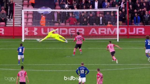Aksi Sergio Romero menepis penalti pemain Southampton. This video is presented by BallBall