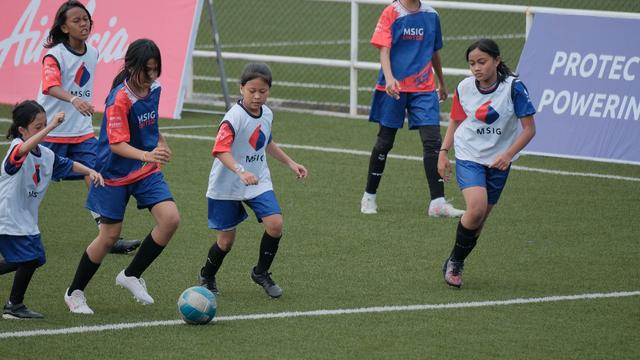 Antusiasme para pemain bola cilik terlihat dalam pertandingan mini pada MSIG U-12 Girls Football Festival