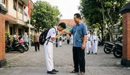 Peran Ayah Mengantar Anak Hari Pertama Masuk Sekolah: Membangun Fondasi Pendidikan
