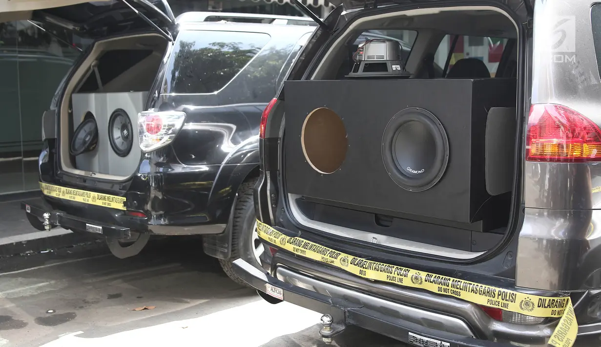 Speaker mobil yang digunakan untuk memasukan narkoba terlihat saat rilis di Polda Metro Jaya, Jakarta, Rabu (19/12).  Petugas juga berhasil mengamankan 7 orang pelaku yang merupakan jaringan internasional. (Liputan6.com/Herman Zakharia)