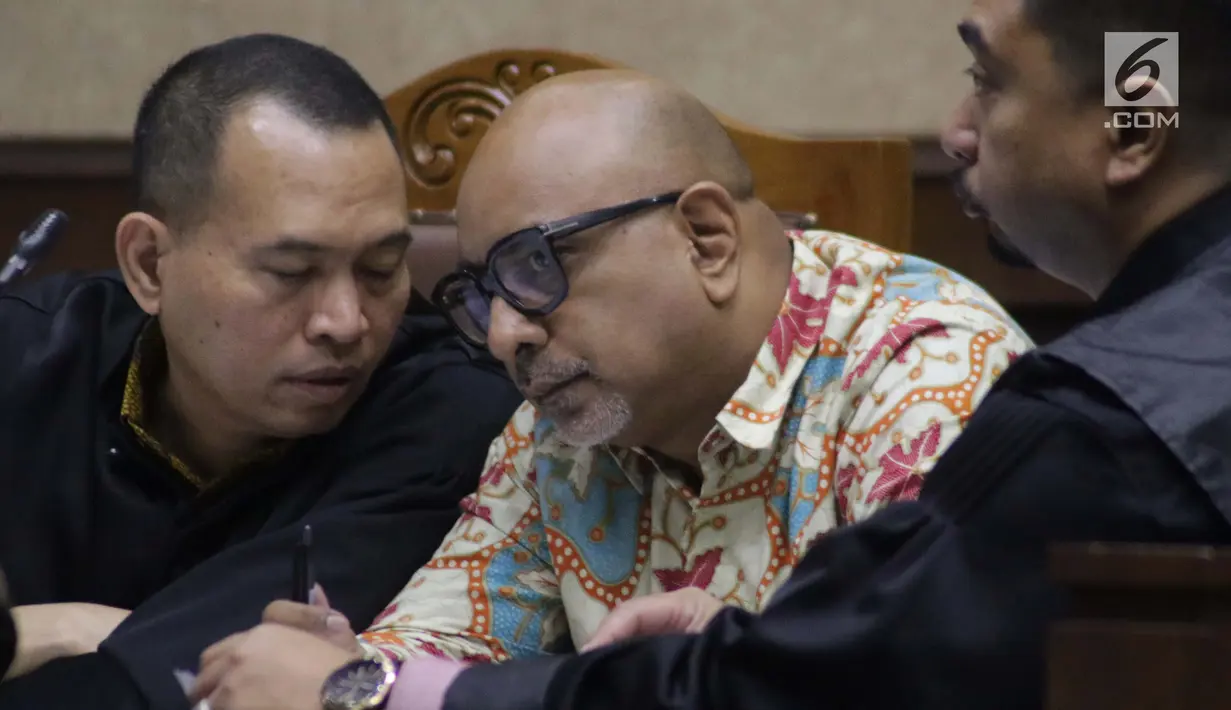 Terdakwa perantara suap mantan Direktur Produksi dan Teknologi Krakatau Steel terkait persetujuan pengadaan dua unit boiler berkapasitas 35 ton, Kurnia Alexander Muskitta (tengah) saat menjalani sidang lanjutan di Pengadilan Tipikor, Jakarta, Rabu (28/8/2019). (Liputan6.com/Helmi Fithriansyah)