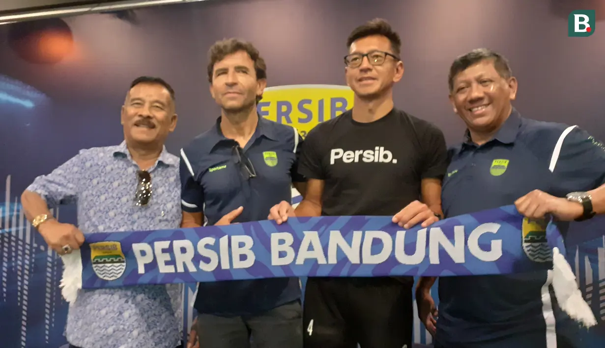 Luis Milla resmi diperkenalkan Persib Bandung di Graha Persib, Jalan Sulanjana, Kota Bandung, Senin (22/8/2022). (Bola.com/Erwin Snaz)
