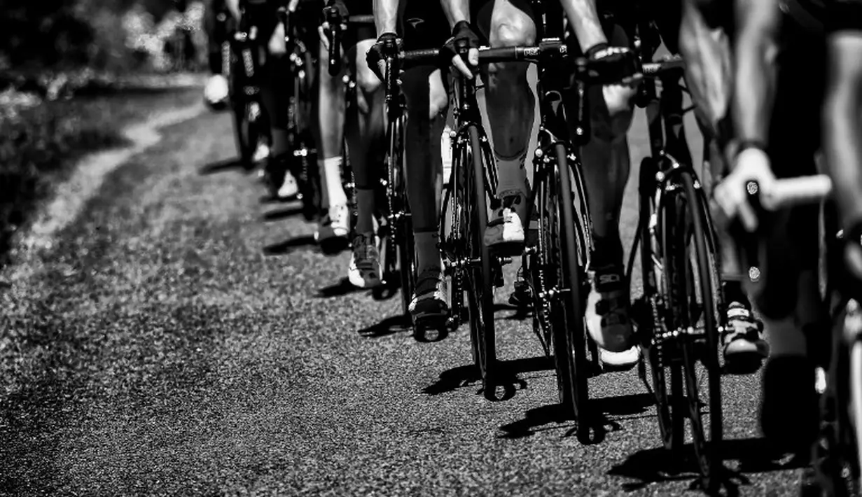 Deretan pebalap saat berlomba di Etape 7 Tour de France antara Livarot dan Fougeres, Prancis. (10/7/2015). (AFP Photo/Lionel Bonaventure)