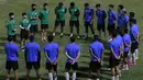 Pelatih Timnas Indonesia, Shin Tae-yong, memberikan arahan kepada anak asuhnya saat sesi latihan di Lapangan B Senayan, Jakarta, Selasa (9/11/2021).(Bola.com/M Iqbal Ichsan)