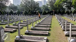 Seorang veteran melintasi makam saat melakukan ziarah di TMP Kalibata, Jakarta, Senin (10/8/2015). Ziarah bertujuan untuk mengingat kembali perjuangan mereka merebut dan mempertahankan kemerdekaan. (Liputan6.com/Yoppy Renato)