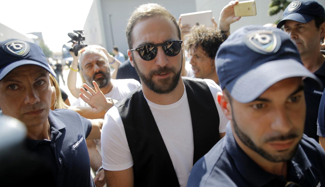 Penyerang baru Juventus, Gonzalo Higuain berjalan menuju Juventus Medical Center, Italia (27/7). Higuain pun menjadi pemain termahal sepanjang sejarah Juventus dan Serie A. (AFP PHOTO/MARCO BERTORELLO)
