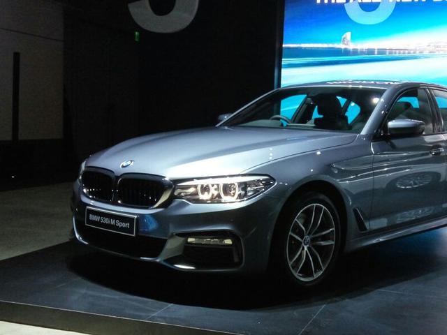 Perbedaan Bmw 530i Luxury Dengan M Sport
