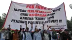 Ratusan sopir bus Transjakarta yang bernaung di PT Trans Batavia, melakukan demo di Balai Kota, Jakarta, Rabu (14/9) . Demo tersebut menuntut agar PT Trans Batavia membayar gaji mereka sejak Maret hingga Agustus 2016. (Liputan6.com/Gempur M Surya)