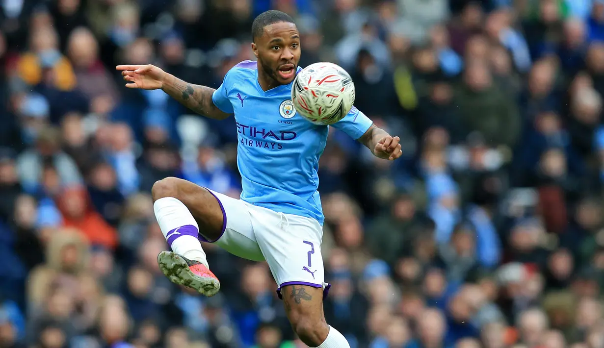 4. Raheem Sterling - Kedatangan Guardiola mengubah nasib pemain berusia 25 tahun ini di Manchester City. Sterling menjelma jadi penyerang yang kreatif Manchester City di bawah asuhan Pep Guardiola. (AFP/Lindsey Parnaby)