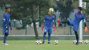 Tiga penjaga gawang Timnas Indonesia U-23 melakukan pemanasan jelang latihan di Lapangan A Senayan, Jakarta, Sabtu (17/3). Latihan ini persiapan uji tanding melawan Singapura pada 21 Maret mendatang. (Liputan6.com/Helmi Fithriansyah)