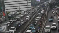 Kendaraan terjebak kemacetan di Jalan Gatot Subroto dan tol dalam kota, Jakarta, Selasa (30/8). (Liputan6.com/Immanuel Antonius)