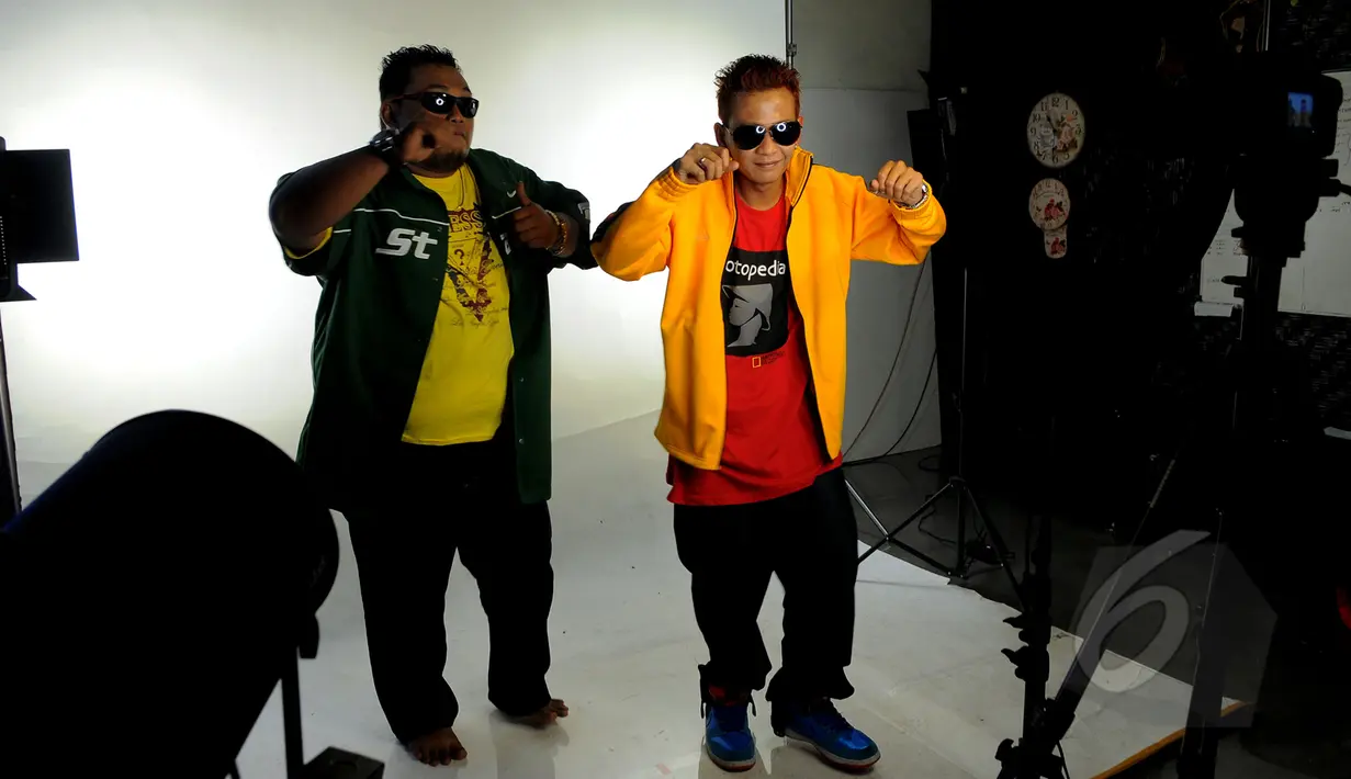 Duo rapper The Best Man saat proses syuting pembuatan videoklip single terbaru dari Septy Sanustika, 'Playboy Cap Sisir' di kawasan Ciputat, Tangerang Selatan, Senin (16/3/2015). (Liputan6.com/Faisal R Syam)