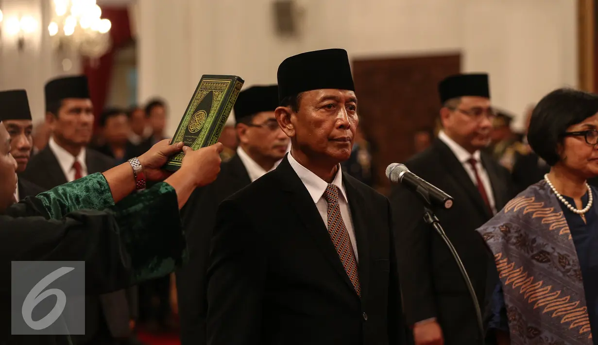 Wiranto saat mengikuti pelantikan menteri di Istana Negara, Jakarta, Rabu (27/7). Jokowi mengangkat Wiranto sebagai Menteri Koordinator Bidang Politik, Hukum, dan Keamanan. (Liputan6.com/Faizal Fanani)
