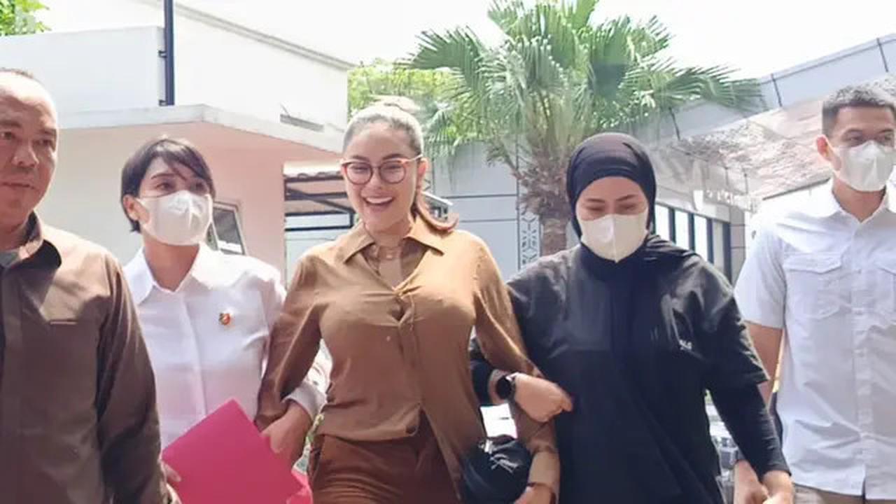 Potret Terbaru Nikita Mirzani saat Tiba di Kejari Jakarta Selatan, Senyum Lebar dan Tangan Tak Diborgol