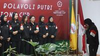 Sejumlah pemain mengikuti pelepasan Timnas Voli Putri Indonesia untuk mengikuti ajang AVC Nations Cup 2025 di Padepokan Bola Voli Jenderal Polisi Kunarto, Sentul, Bogor. Rabu (4/6/2025). (Bola.com/M Iqbal Ichsan)
