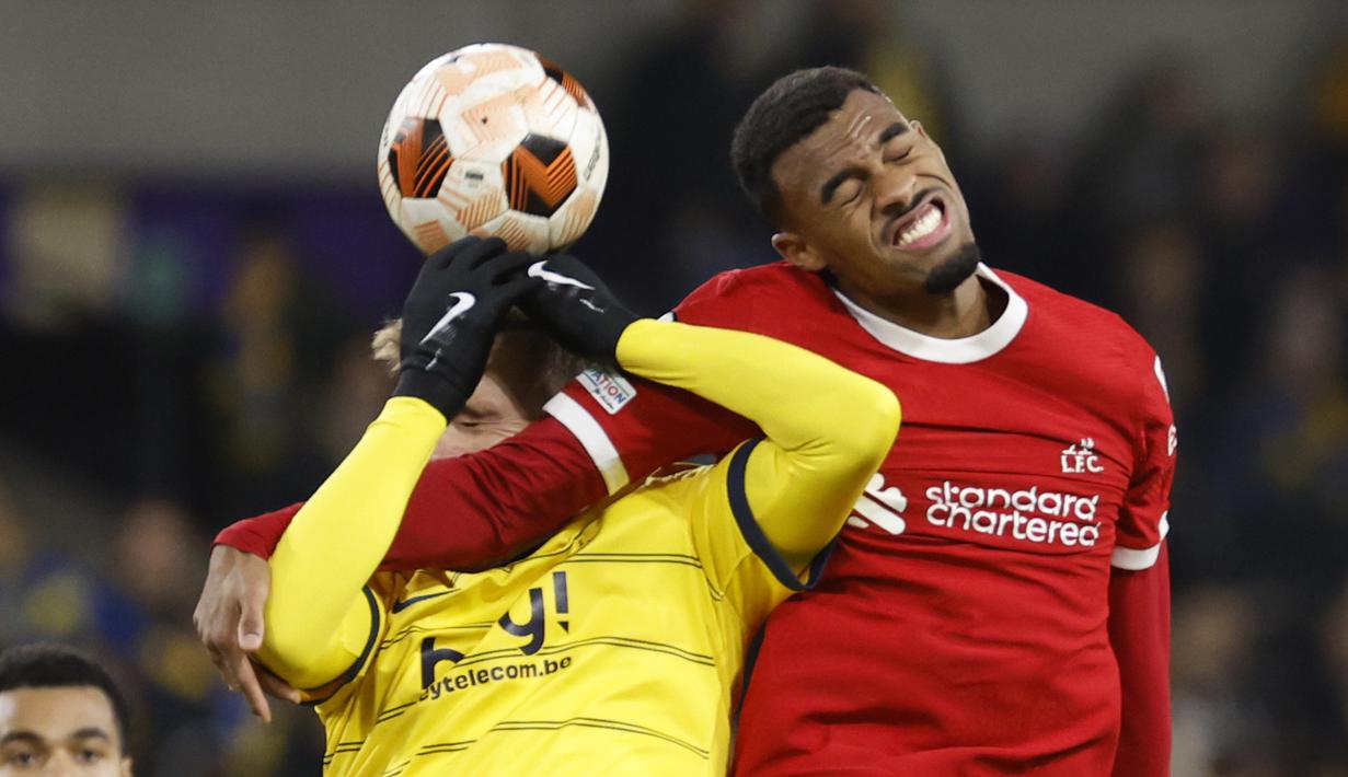 Pemain Union Saint-Gilloise, Dennis Eckert  (kiri), berebut bola di udara dengan pemain Liverpool, Ryan Gravenberch, dalam laga terakhir Grup E Liga Europa 2023/2024 yang berlangsung di Lotto Park, Brussels, Jumat (15/12/2023) dini hari WIB. (AP Photo/Geert Vanden Wijngaert)