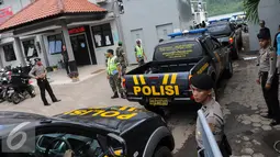 Tujuh belas kendaraan taktis Polri mengantre menuju Pulau Nusakambangan, Cilacap, Jateng, Rabu (27/7). Kendaraan tersebut akan digunakan untuk operasional dalam persiapan eksekusi terpidana mati. (Liputan6.com/Helmi Afandi)
