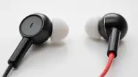 Personal Listening Device (PLD) atau alat dengar pribadi seperti headset dan earbuds yang digunakan dengan cara tak tepat bisa memicu gangguan pendengaran. Foto dibuat oleh AI.