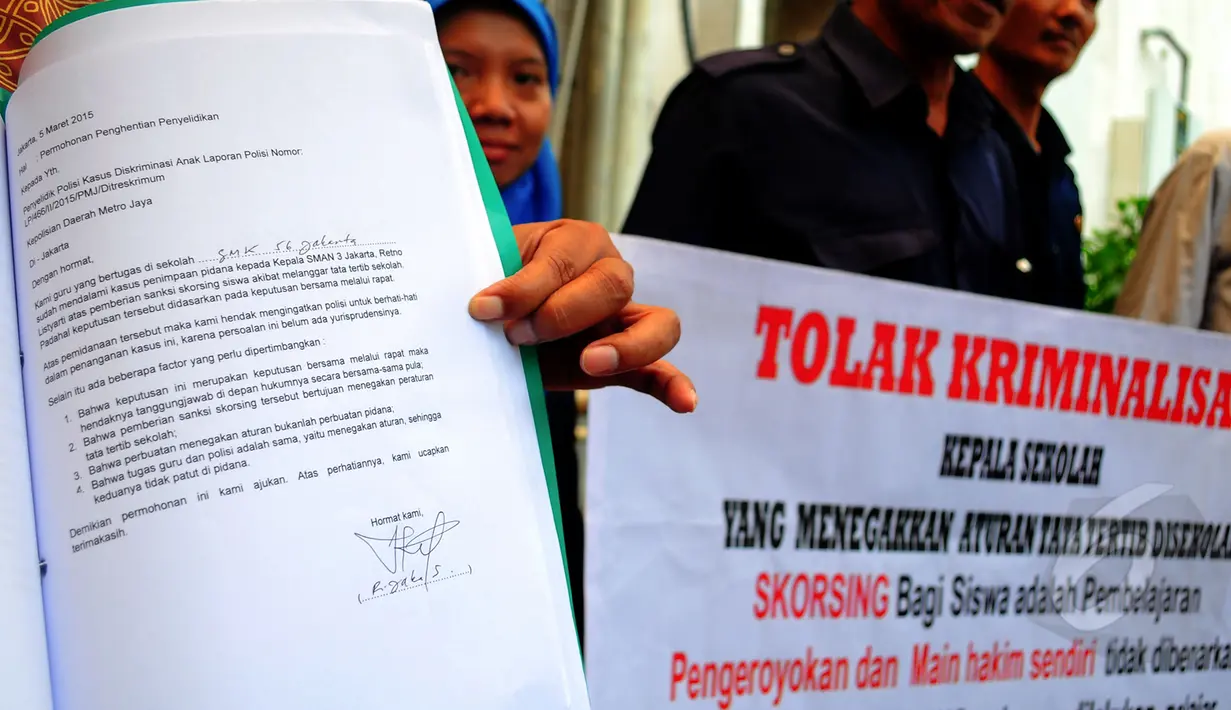 Tampak surat permohonan penghentian penyidikan di perlihatkan oleh guru yang mendukung Retno Listyarti di Polda Metro Jaya, Jakarta, Selasa (10/3/2015). Retno Listyarti diperiksa terkait laporan orangtua murid SMAN 3 Jakarta. (Liputan6.com/Yoppy Renato)  