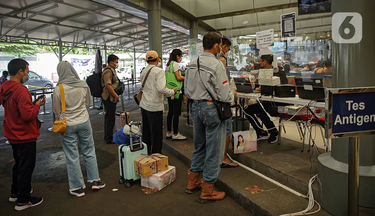 Sejumlah calon penumpang antre untuk menjalani tes swab PCR di Stasiun Pasar Senen, Jakarta, Jumat (24/12/2021). Layanan ini untuk membantu masyarakat dalam melengkapi persyaratan naik kereta pada masa Natal dan Tahun Baru. (Liputan6.com/Faizal Fanani)