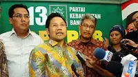 Muhaimin Iskandar (tengah) didampingi Helmy Faishal Zaini (kedua kanan) memaparkan rencana 100 hari pertama usai pengumuman Kabinet Indonesia Bersatu II, di kantor DPP PKB, Menteng, Jakarta. (ANTARA)
