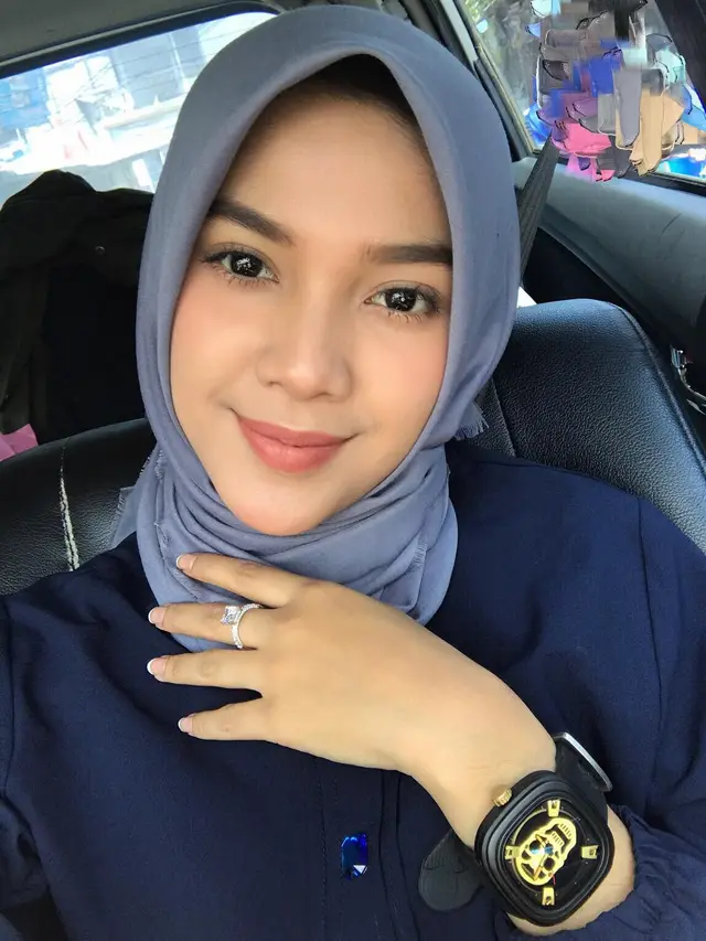 7 Potret Raya Kitty saat Kenakan Hijab, Cantik Memesona
