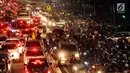 Suasana jalan Medan Merdeka Timur, Jakarta, Minggu (31/12). Penumpukan arus lalu lintas disebabkan banyaknya motor yang parkir liar di ruas jalan Medan Merdeka Timur. (Liputan6.com/Helmi Fithriansyah)