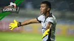 Teja Paku Alam, kiper Sriwijaya FC melakukan aksi heroik menjaga gawang Laskar Wong Kito.