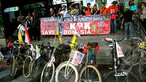 Komunitas sepeda ontel dan solidaritas pelajar yang berasal dari berbagai daerah di Jawa Tengah dan Jawa Timur melakukan aksi mendukung Komisi Pemberantasan Korupsi (KPK) Jakarta, Senin (16/02/15). (Liputan6.com/Faisal R Syam)