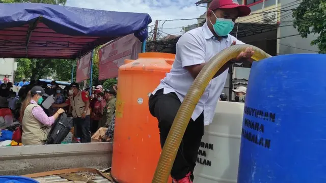 PT Rajawali Nusindo Member of ID FOOD kembali menyalurkan minyak goreng ke delapan titik pasar di wilayah Tangerang, Bandung, Serang dan Kutai Kartanegara. (Dok Rajawali Nusindo)