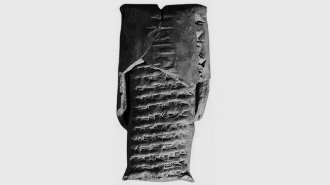Surat Esarhaddon yang belum terbuka. (Sumber British Museum)