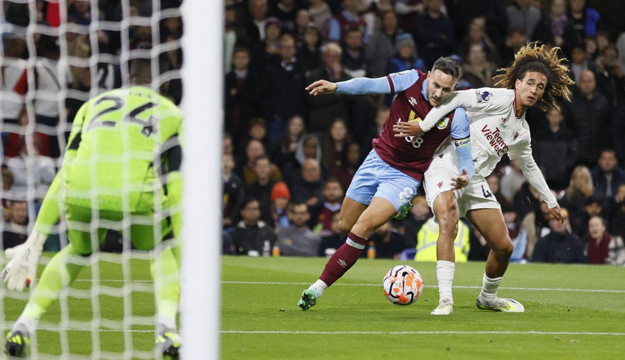 Pemain Manchester United, Hannibal Mejbri, berebut bola dengan pemain Burnley, Josh Brownhill, pada laga Liga Inggris di Stadion Turf Moor, Minggu (24/9/2023). Kemenangan ini membuat Setan Merah bisa bernapas lega setelah mengakhiri tren negatif tiga kekalahan beruntun. (Richard Sellers/PA via AP)