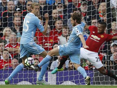 Proses terjadinya gol penyeimbang yang dicetak gelandang Stoke, Joe Allen, ke gawang Manchester United pada laga Premier League di Stadion Old Trafford, Inggris, Minggu (2/10/2016). Kedua tim bermain imbang 1-1. (Reuters/Carl Recine)