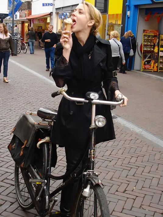 Foto seksi Amber ini tentu saja mengundang publik untuk berkomentar. Banyak dari warga net yang menghujat Amber dalam foto itu, namun ada juga mereka yang justru mengucapkan selamat datang di Bali. (Instagram/amberheard)