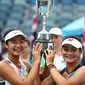 Alexandra Eala dari Filipina (kiri) dan Priska Madelyn Nugroho dari Indonesia berpose dengan piala usai mengalahkan Ziva Falkner (Slovenia)/Matilda Mutavdzic (Inggris) pada final Australia Terbuka Junior 2020 di Melbourne, Jumat (31/1/2020). Priska/Alexandra menang 6-1, 6-2. (AP/Dita Alangkara)