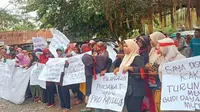 Aliansi Nelayan Teluk Lewoleba (ANTL) saat melakukan demonstrasi penolakan rencana investasi budidaya kerang mutiara