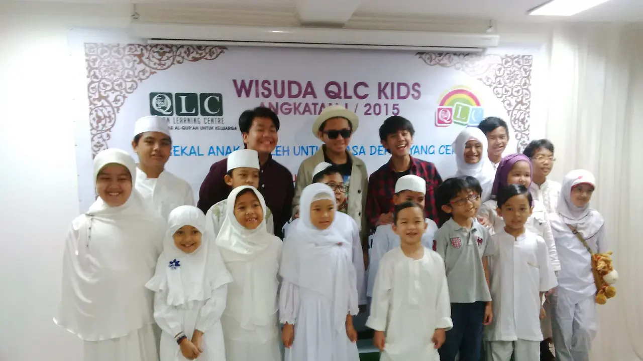 Datangi Sekolah , Iqbaal CJR Diminta Ajari Santri