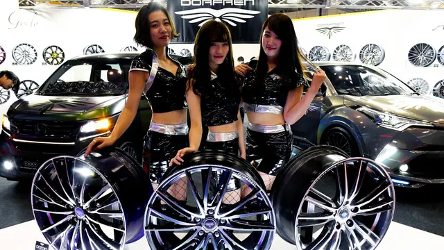 Aksi Model Seksi Panaskan Pameran Modifikasi Mobil Terbesar di Jepang