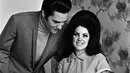 Popularitas Elvis Presley memang memiliki daya tarik yang kuat bagi seluruh penggemarnya. Pricilia Wagner salah satunya, di usia 15tahun dirinya begitu kagum dengan sosok Elvis. Akhirnya mereka  menikah telah 8 tahun pacaran. (pinterest/Bintang.com)